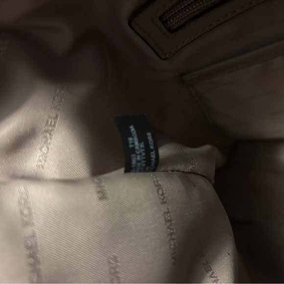 Michael Kors Jet Set Tote – Tan Saffiano Leather – Authenticated – Gold Hardware - Picture 13 of 13